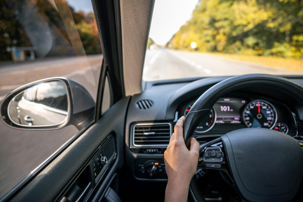 mulher-dirige-as-maos-no-volante-dentro-do-carro