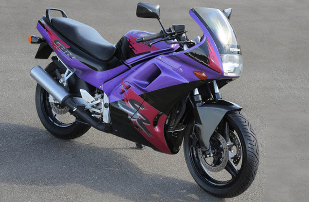 CBR 450 SR entre as motos esportivas honda no brasil