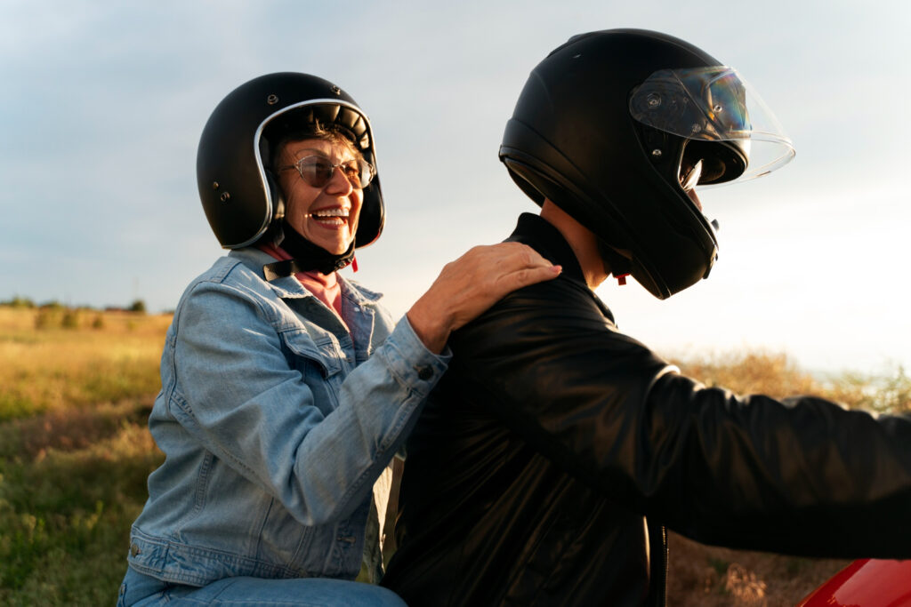 casal-andando-de-moto-em-torno-de-uma-bela-paisagem