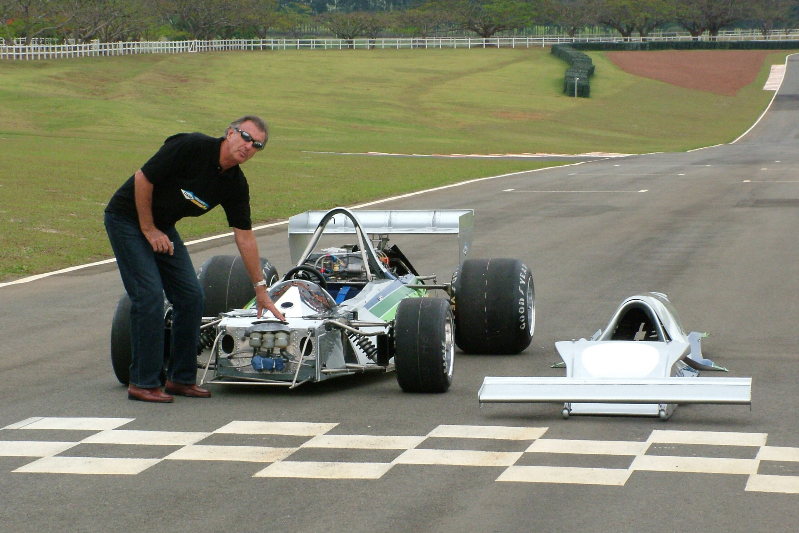 Wilson Fittipaldi Júnior, piloto e um dos idealizadores do projeto do carro de corrida na categoria F1 Copersucar-Fittipaldi FD01, testando exemplar restaurado pela empresa Dana fabricante de autopeças, fotografado para matéria da revista Quatro Rodas