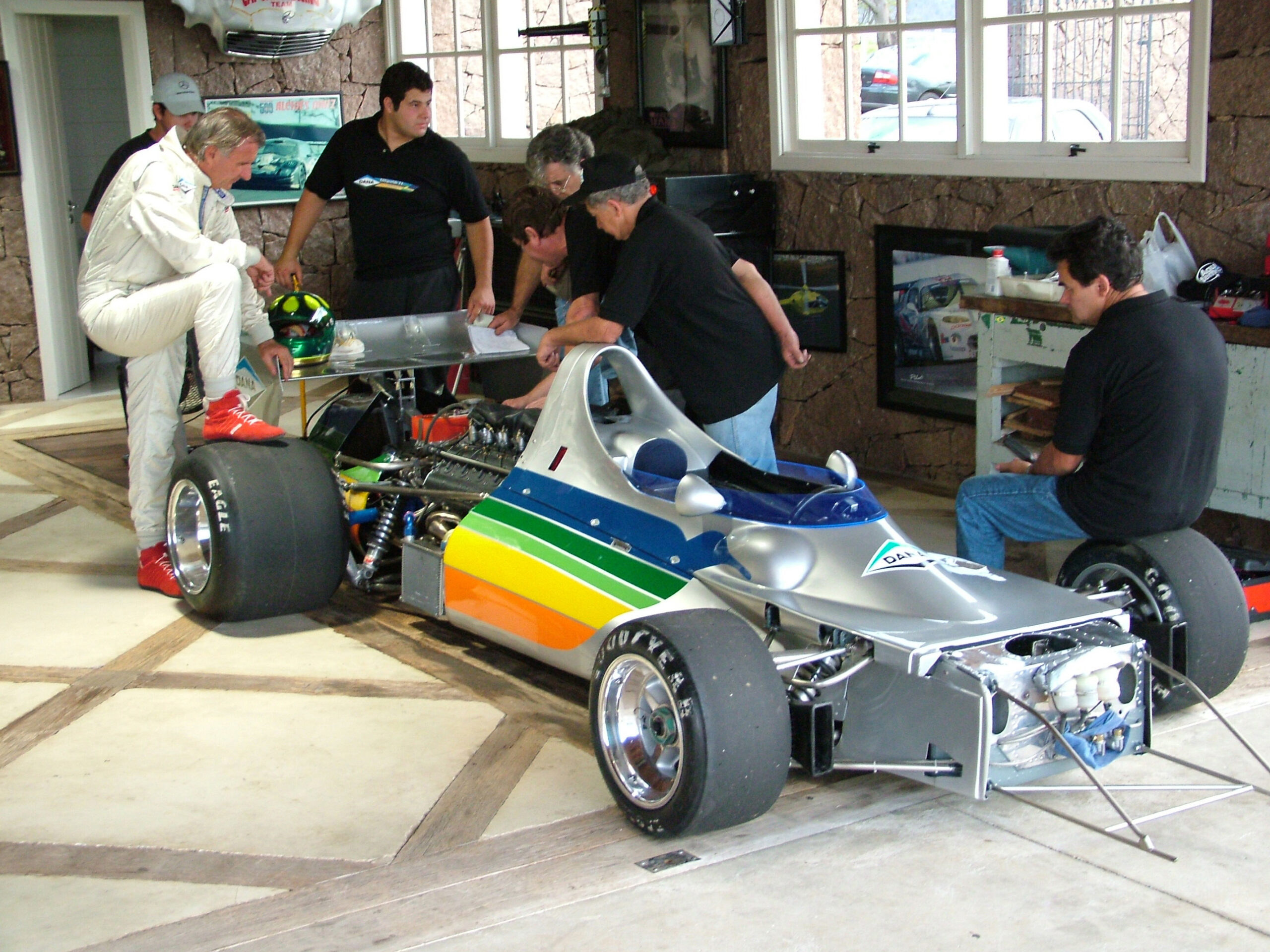 Wilson Fittipaldi Júnior, piloto e um dos idealizadores do projeto do carro de corrida na categoria F1 Copersucar-Fittipaldi FD01, testando exemplar restaurado pela empresa Dana fabricante de autopeças, fotografado para matéria da revista Quatro Rodas.