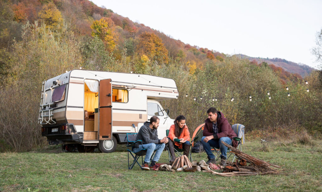 visão-de-um-Motorhome-e-grupo-de-amigos-desfrutando-de-seu-tempo-juntos-nas-montanhas-amigos-acampando