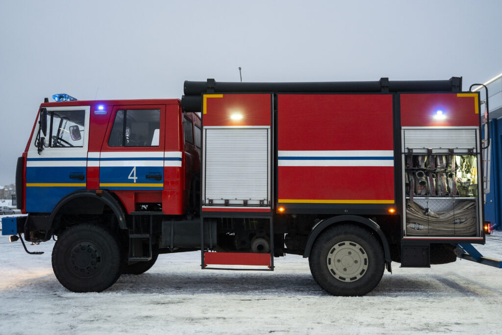 Caminhão do corpo de bombeiros com giroflex. 